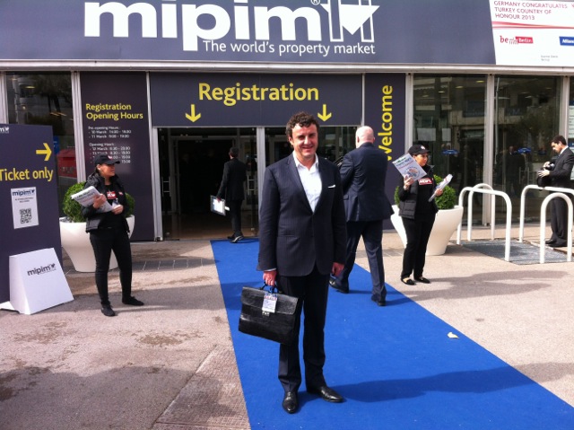 Эдуард Таран на MIPIM - 2013 около экспозиции Правительства Москвы